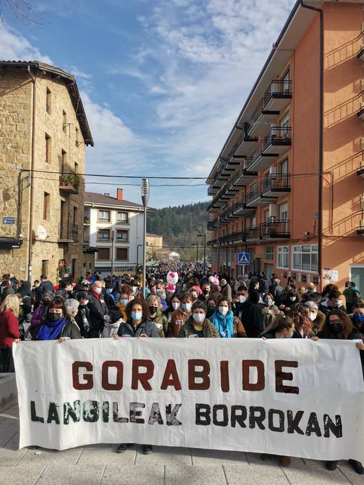 Gorabideko langileek murrizketak salatzeko elkarretaratzea egin dute Abadiñon