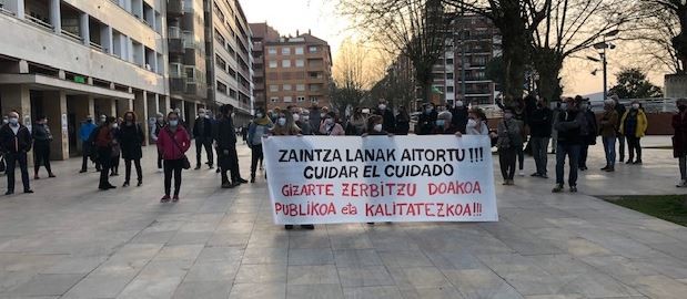 Zaintza lanak aitortu daitezen eskatuz kontzentratu dira Durangon