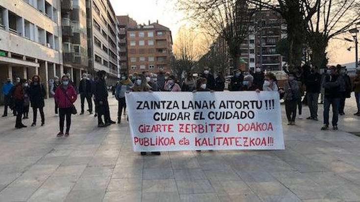Zaintza lanak aitortu daitezen eskatuz kontzentratu dira Durangon