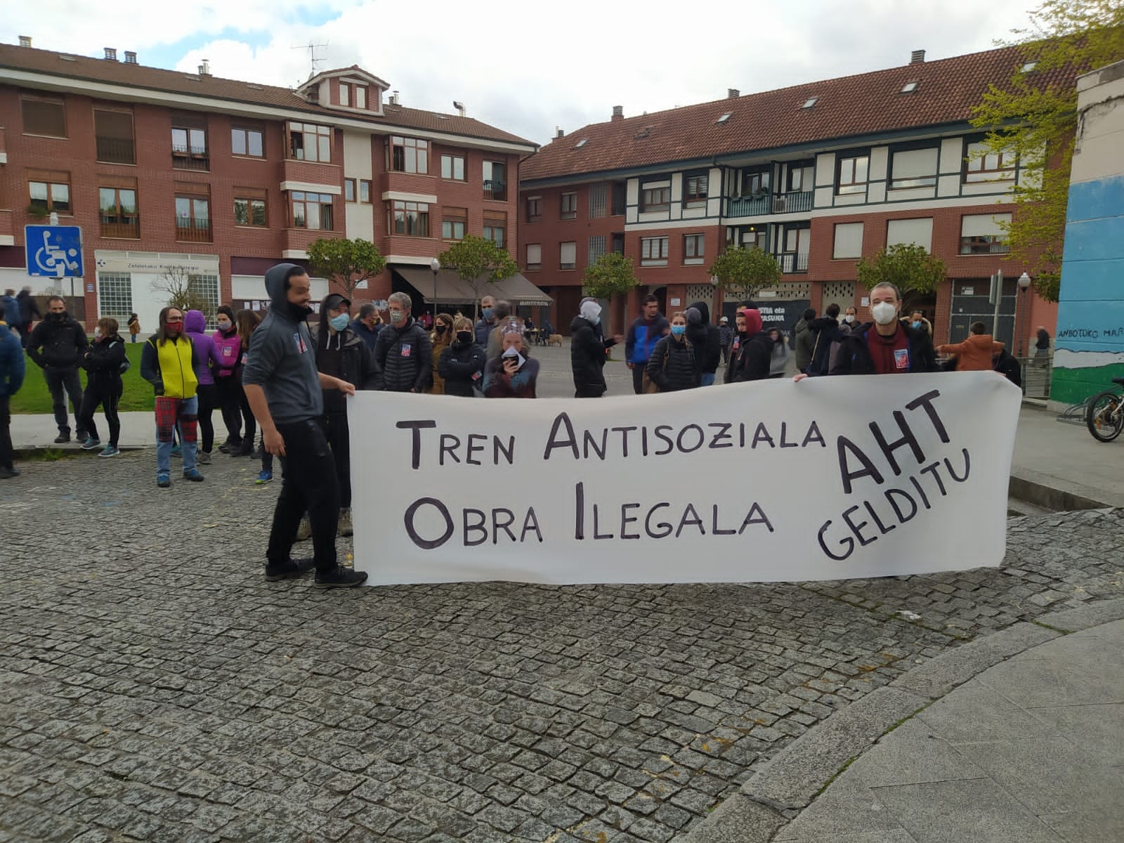 AHTaren obren barruan, Goxentziara doan zubiko lanak "baimen barik" egiten ari direla salatu dute Abadiñon