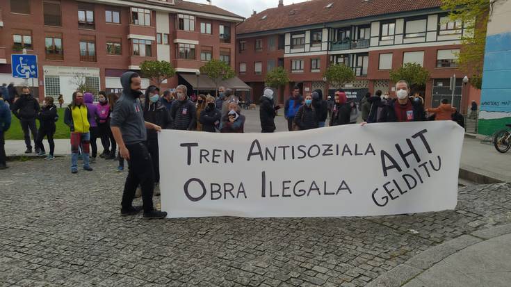 AHTaren obren barruan, Goxentziara doan zubiko lanak "baimen barik" egiten ari direla salatu dute Abadiñon