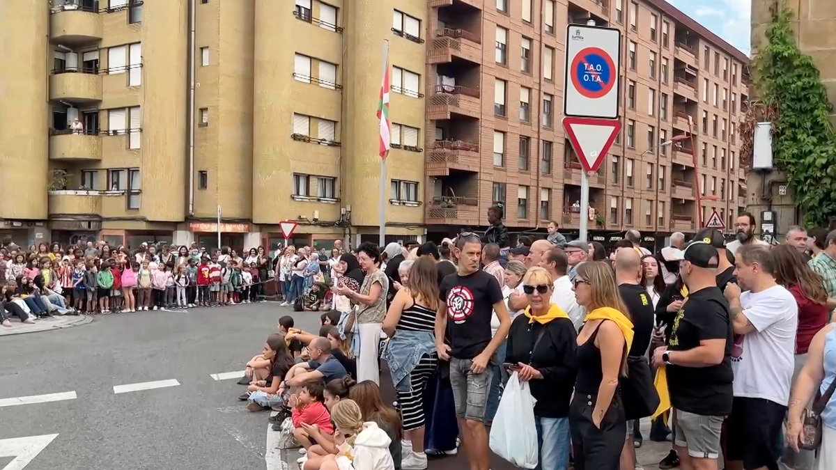 [BIDEOA]: Montoitik jaurtitako txapligoagaz hasi dituzte sanmigelak, Iurretan