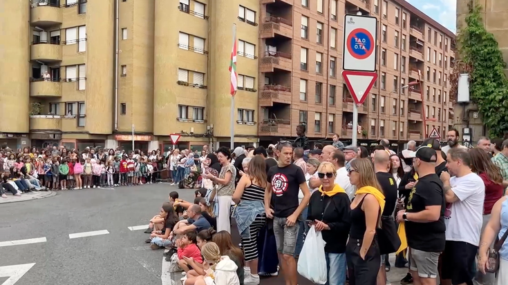 [BIDEOA]: Montoitik jaurtitako txapligoagaz hasi dituzte sanmigelak, Iurretan