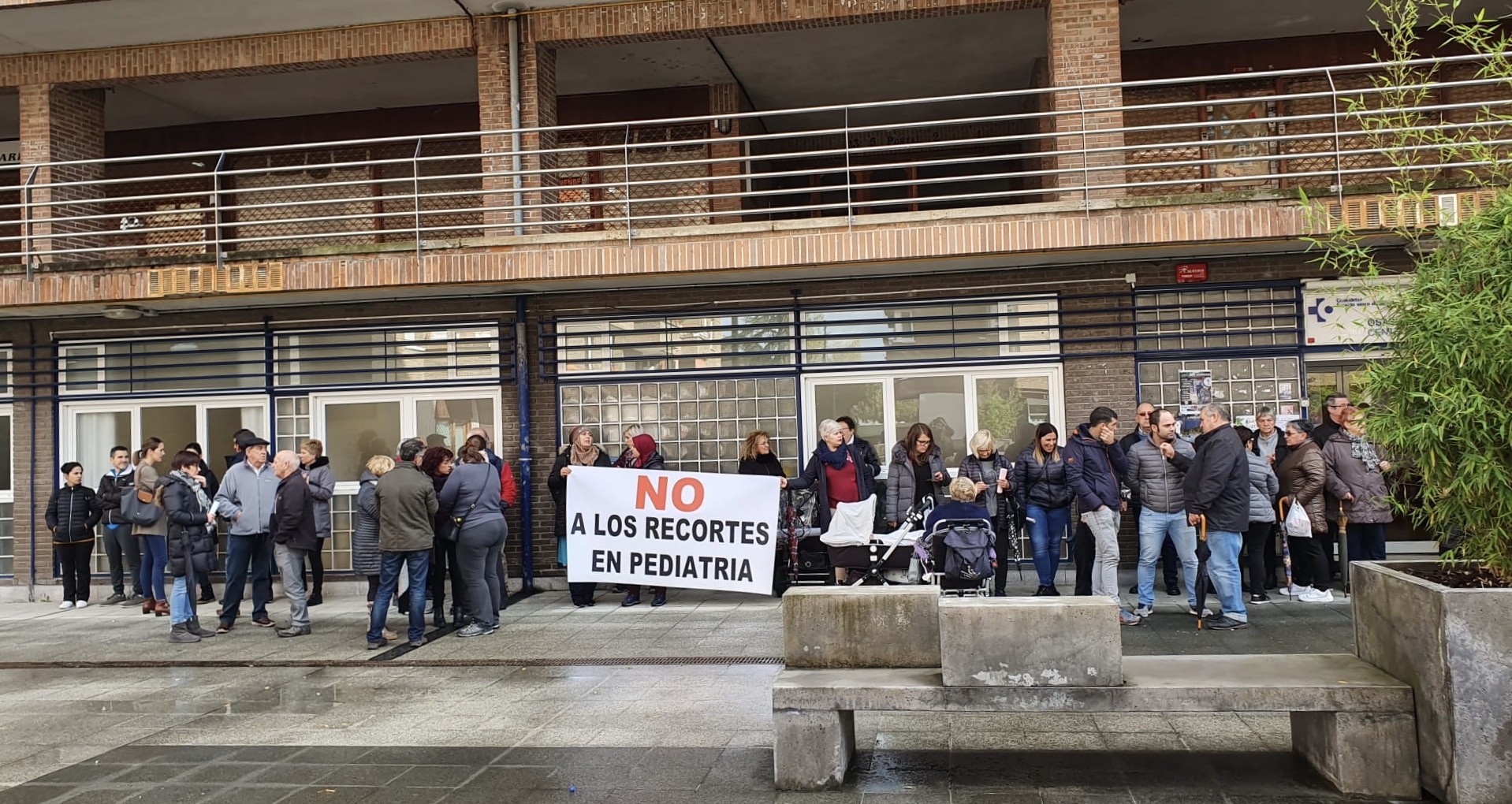 Pediatriako murrizketak salatzeko kontzentrazioa egin dute gaur ere Traña-Matienan