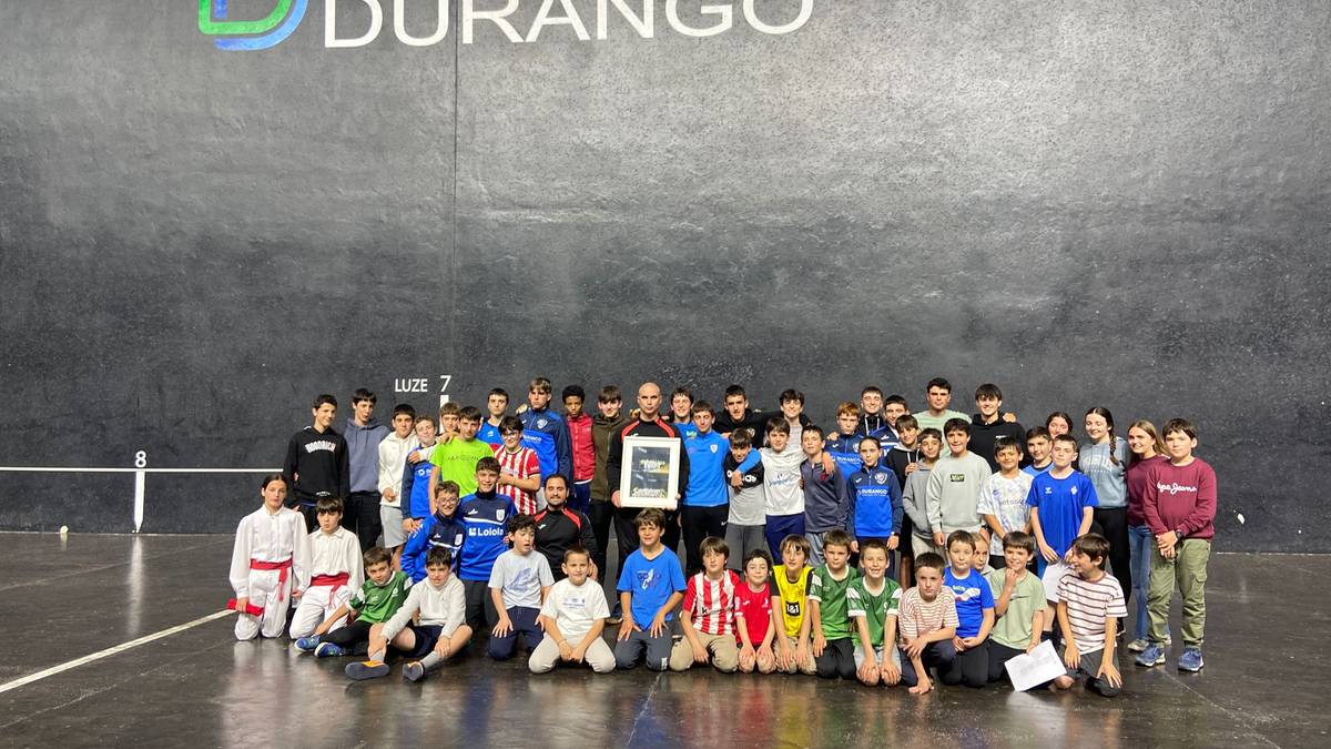 Omenaldi hunkigarria egin diote Txaber Zabala Durangoko Pelota Klubeko entrenatzaileari