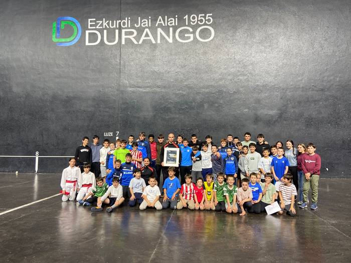 Omenaldi hunkigarria egin diote Txaber Zabala Durangoko Pelota Klubeko entrenatzaileari