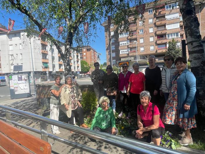 Abadiñoko emakumeek egindako artilezko banderatxoekin apaindu dute zaharren egoitzako taberna