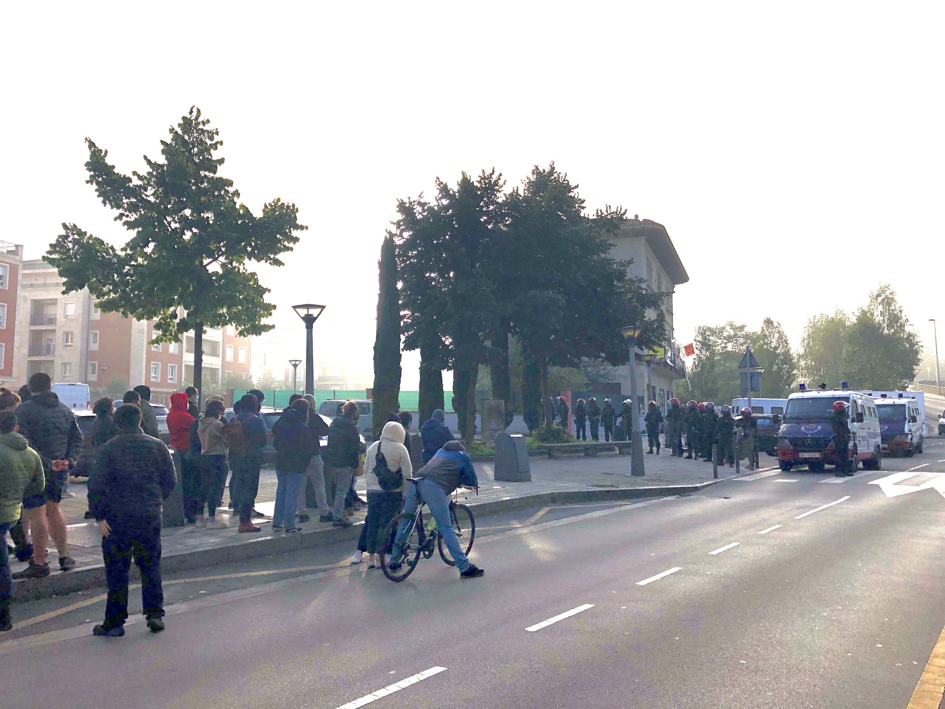 Ertzaintza Zornotzako gaztetxera sartu da eta barruan zeuden hiru pertsona kanporatu ditu