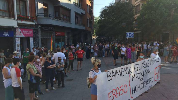[ARGAZKI GALERIA] Eraso matxisten eta homofoboen aurrean, zornotzarrek kalera irten dute