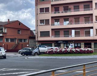 Gidari batek kontrola galdu eta Trañabarren etorbideko biribilgunearen kontra jo du