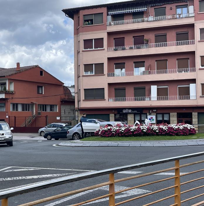 Gidari batek kontrola galdu eta Trañabarren etorbideko biribilgunearen kontra jo du