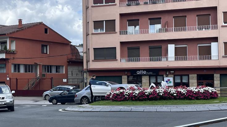 Gidari batek kontrola galdu eta Trañabarren etorbideko biribilgunearen kontra jo du