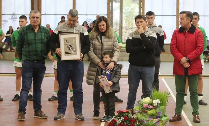 Abadiñoko sokatira taldeak Fernando Zumaquero gogoratu du, Euskal Herriko sokatira txapelketako lehen jardunaldian