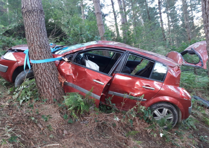 Auto bat errepidetik irten da Orozketa inguruko baso bide batean eta gidaria ospitalera eraman dute