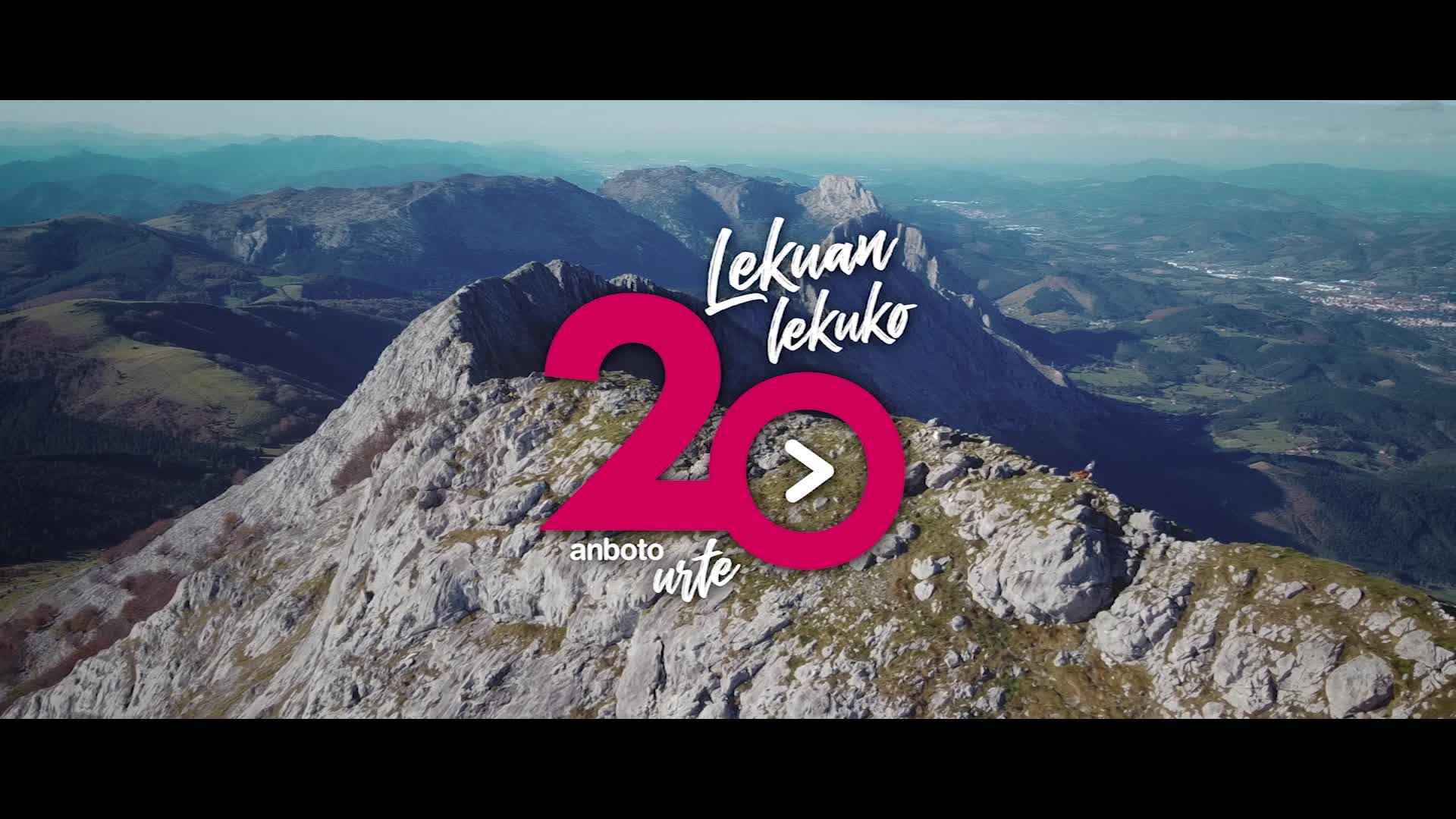 [BIDEOA] Eskurik esku, urterik urte, ANBOTOk 20 urte bete ditu bidean gora