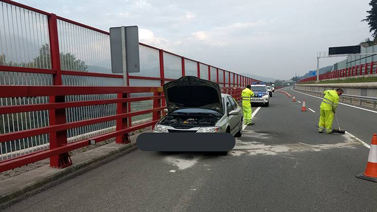 Matxura mekaniko bategatik su hartu du auto batek Atxondon