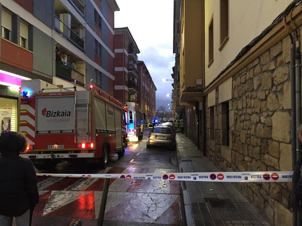 Gas-ihes bat dela-eta Txinurrisolo kalea itxi dute Matienan