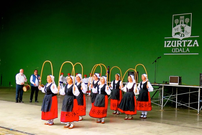 Dantzariak eta bertsolariak Izurtzako jaien amaieran - 5