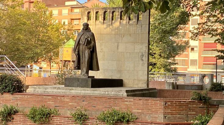 Fray Juan Zumarragaren eskulturari egindako pintaketak garbitu ditu Durangoko Udalak
