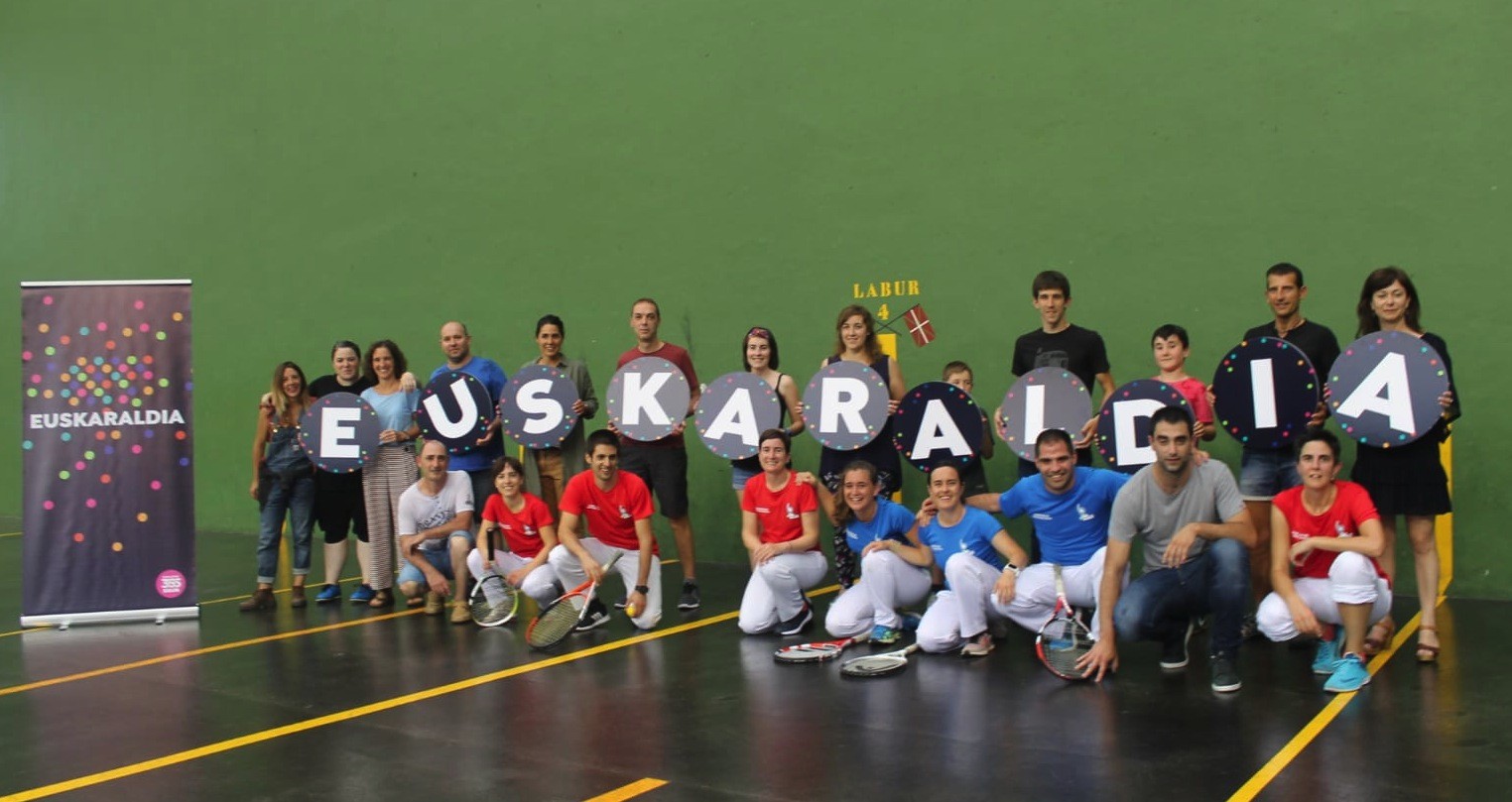 Berrizko frontenis txapelketako kideek Euskaraldiarekin bat egin dute