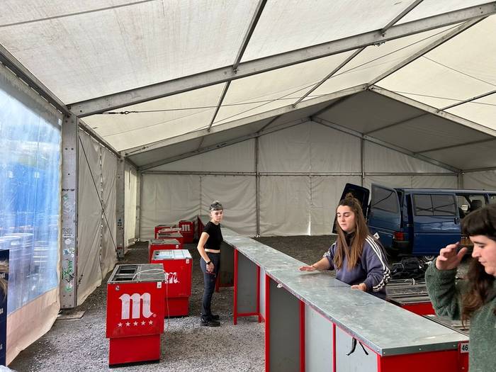 [ARGAZKI GALERIA]: Gazte feministen Baterajotzea prestatzen hasi dira Zaldibarren