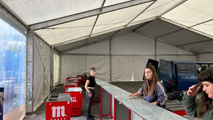 [ARGAZKI GALERIA]: Gazte feministen Baterajotzea prestatzen hasi dira Zaldibarren