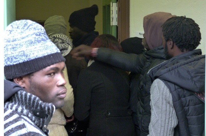 200 bat senegaldar Durangon batu dira paperak eguneratzeko