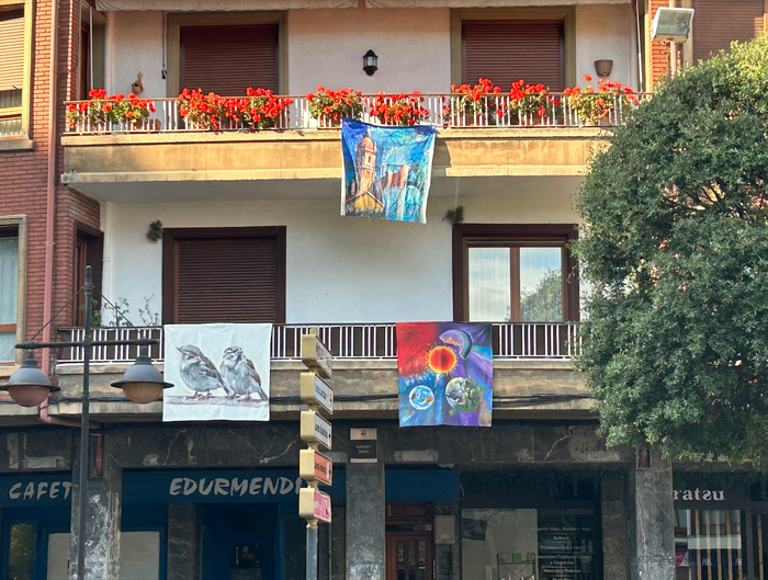 Zornotzako artisten lanak balkoietan zintzilikatzeko ordua