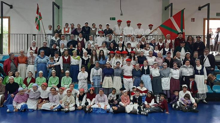 200 bat dantzari batu dira Besaide Dantza Taldearen 55. urteurren jaian, Elorrion
