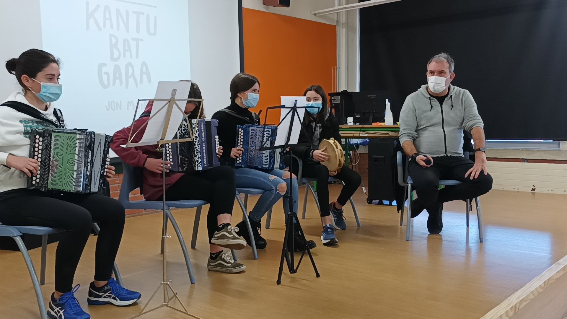 Elorrioko institutuko ikasleek Jon Maia bertsolariaren bisita jaso dute