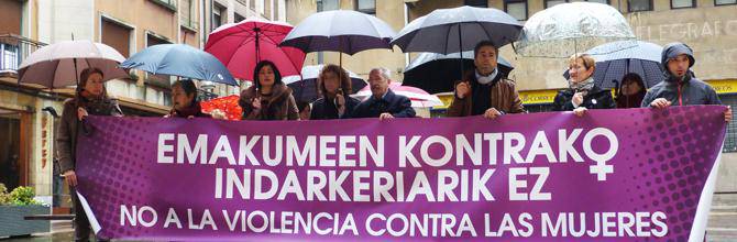 Neska gazteek jasaten dituzten erasoak salatu dituzte adierazpen instituzionalean