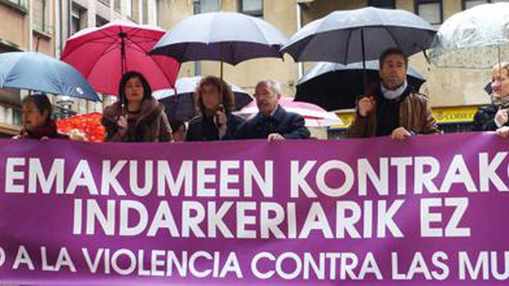 Neska gazteek jasaten dituzten erasoak salatu dituzte adierazpen instituzionalean