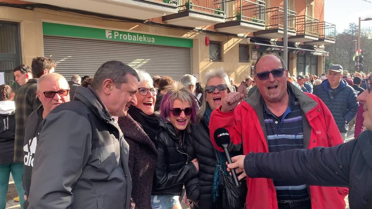 [BIDEOA]: Eguraldi ederra lagun jendetza batu da Abadiñoko San Blas azokan