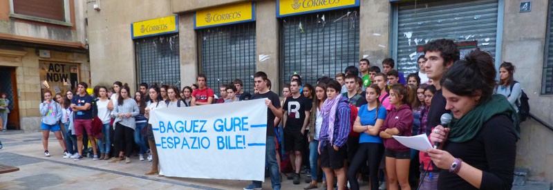 Correosen eraikin zaharra gazteentzako espazio izatea gura dute