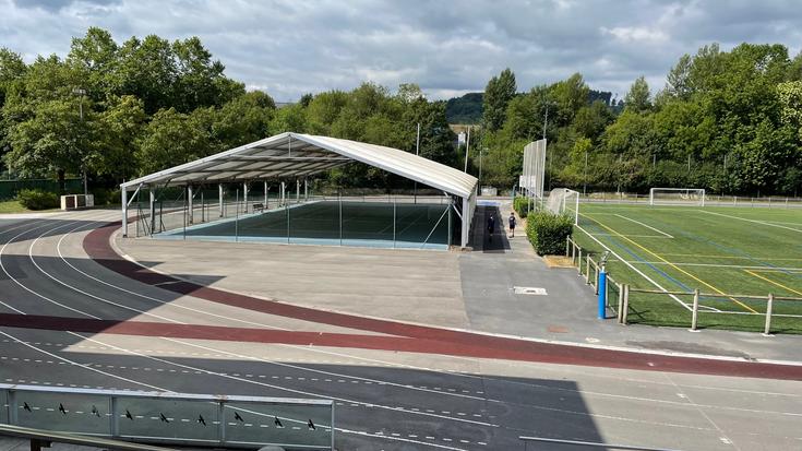 Tartana ipintzeko lanak hasi dituzte Larreako atletismo pistan