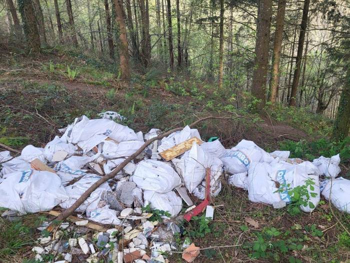 Karobiko pista garbitzeko auzolana, zapatuan, Zaldibarren