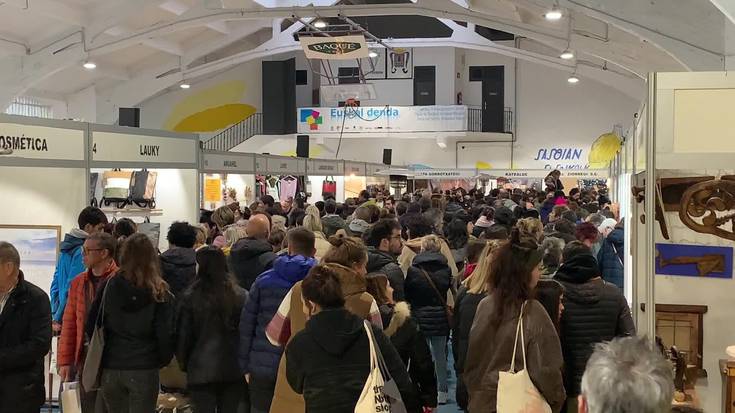 [BIDEOA] Artisauak pozik daude Euskal Denda izaten ari den harrerakin
