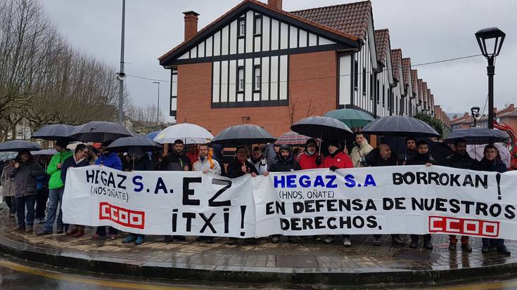 Hegazeko langileek enpresa ez ixtea eskatu dute San Blas Azokan egindako elkarretaratzean