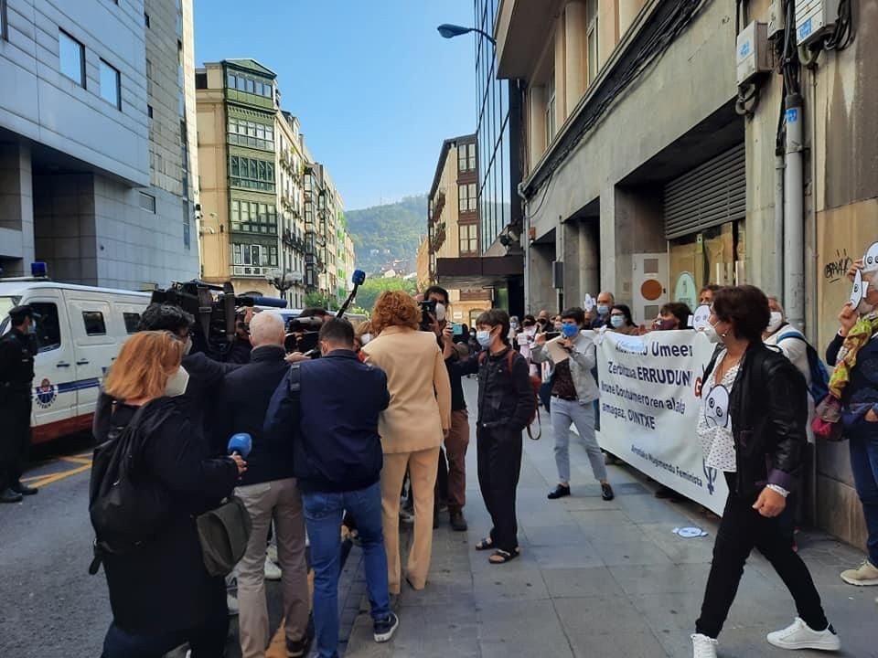 Andereak elkarteak babesa adierazi dio Costumerori Bilboko epaitegiaren aurrean egindako kontzentrazioan
