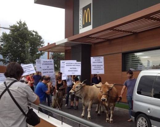 Nekazaritza industrialaren kontrako kontzentrazioa egin zuten, McDonald's parean, barikuan