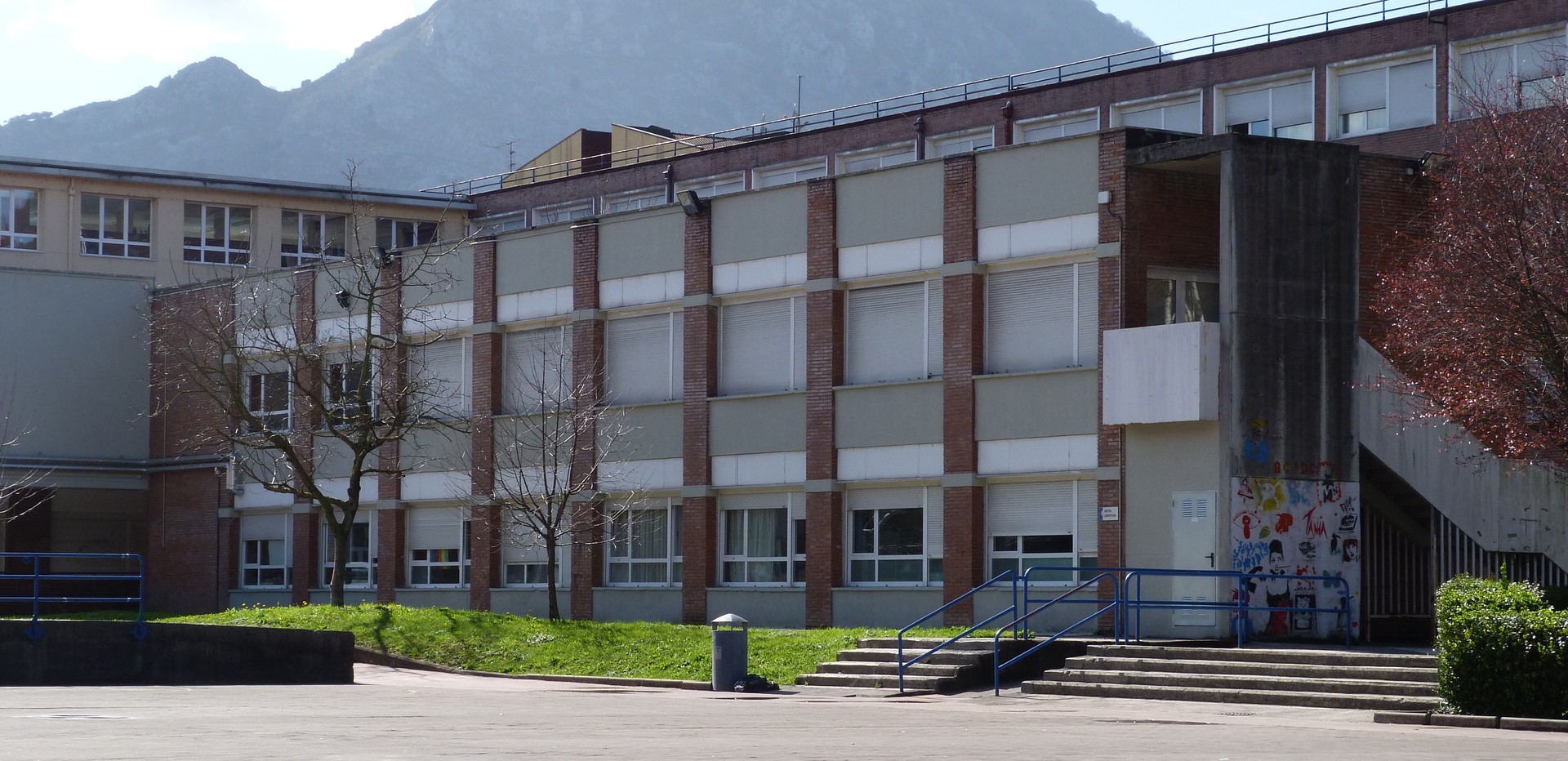 Durangoko Institutua logo berri bila dabil, 50. urtemuga ospatzeko