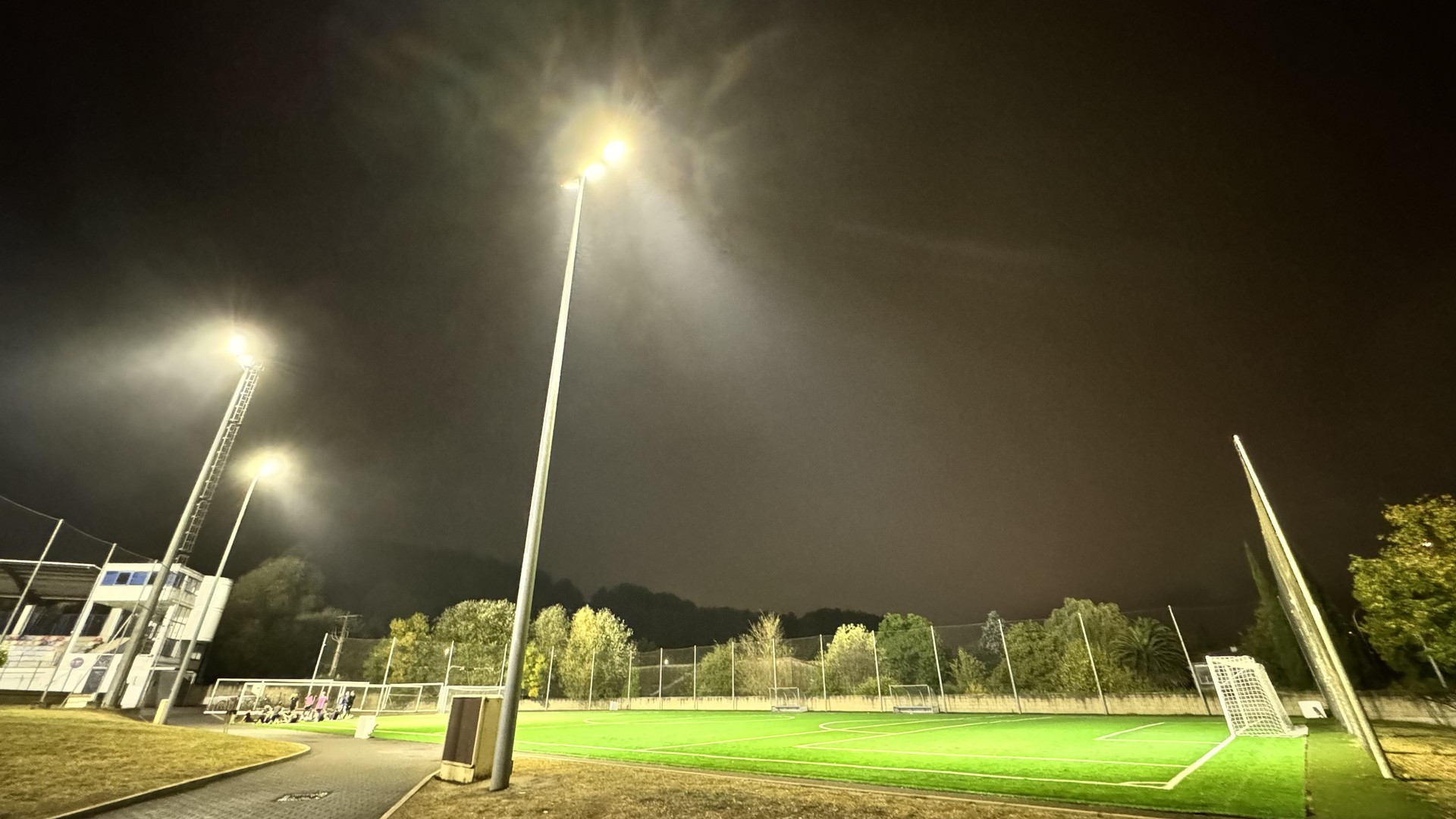Argiztapena berrituta amaitu dituzte Tabirako futbol-7 zelaiko hobekuntza lanak