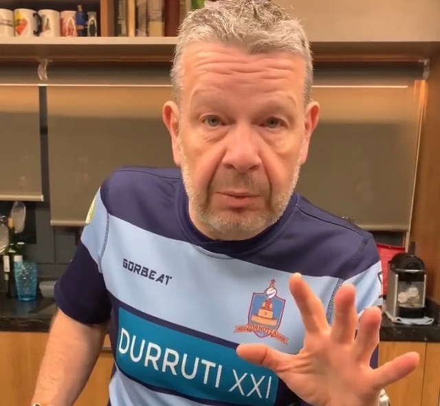 Alberto Chicote sukaldaria Zornotzako Urgozo Rugby Taldeko kamisetarekin