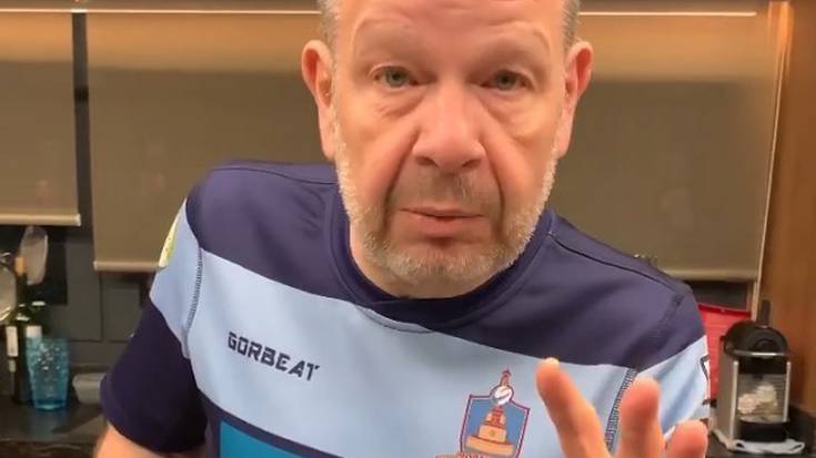 Alberto Chicote sukaldaria Zornotzako Urgozo Rugby Taldeko kamisetarekin