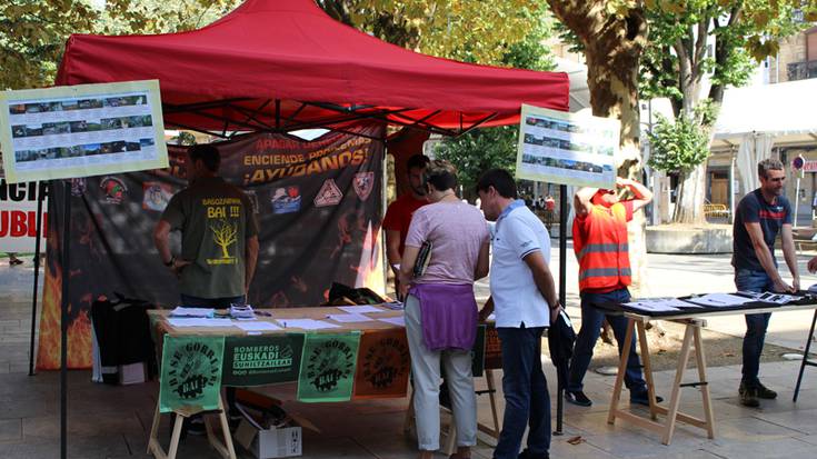 Sinadurak batu dituzte suhiltzaileen eta basozainen komunikazio zentro publikoen alde 