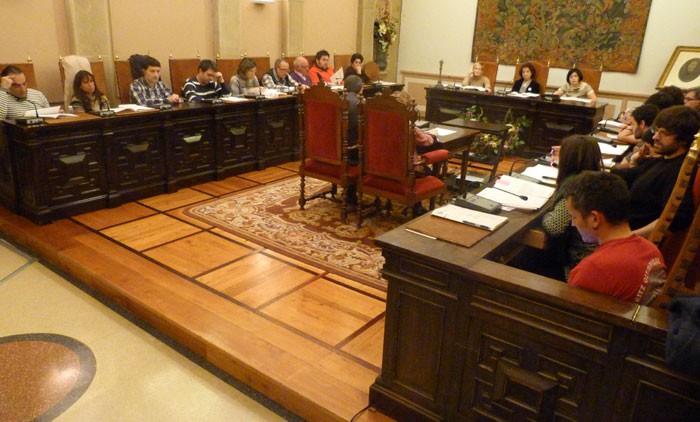  EH Bildu: "Irrigarri eta fariseoa da gobernu taldeak bere burua langileen  eskubideen aldeko borrokan gidari legez azaltzea"