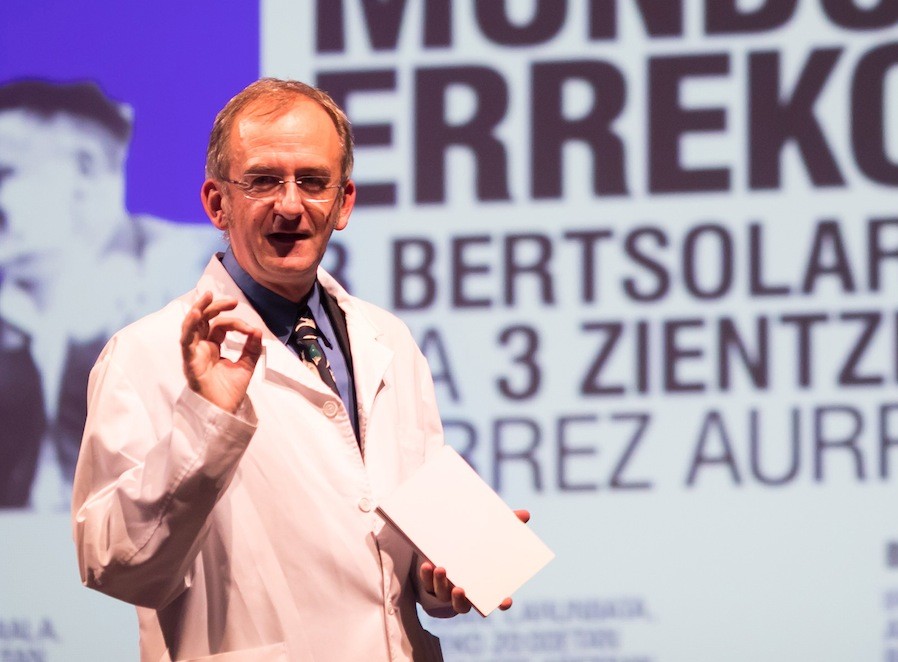 “Hizlari, bertsolari eta entzuleen arteko giro aparta sortzen da 'bertsozientzia' saioetan"