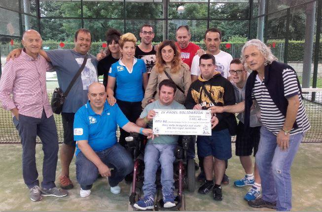 Padel Solidariotik 3.081 euro jaso ditu Geu Be elkarteak