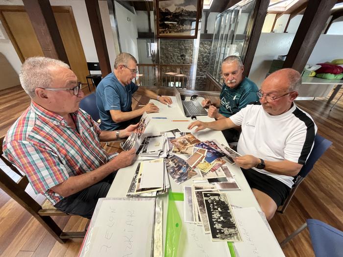 Mañarian 400 argazki zahar baino gehiago sailkatu eta herritarrak parte hartzera animatu dituzte