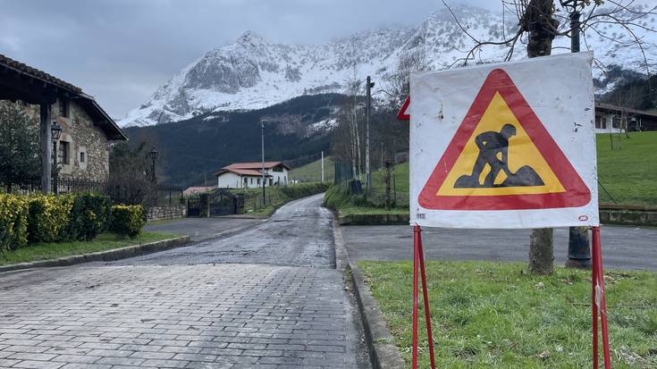 Axpeko elizatik ur-biltegira doan bidea asfaltatzen dabil Atxondoko Udala